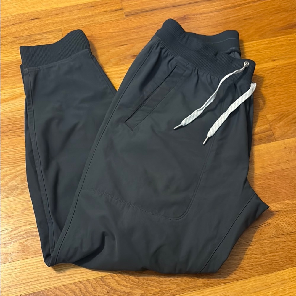 Vuori Men's Joggers in Dark Gray